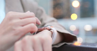 Akıllı saat açık geceleri kullanan kadın