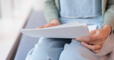 Tutan kadın Not kağıt ve gözden geçirme yapın