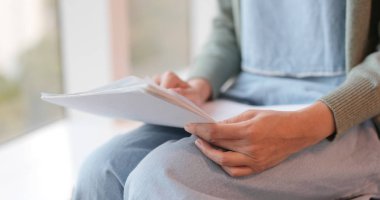 Öğrenci okuma Not okulda kağıt üzerinde