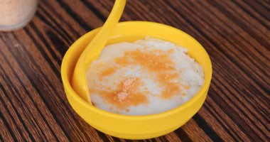Tofu puding üzerinde şeker ekleyerek