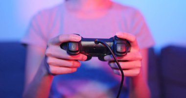 Kadın joystick ile oyunu oyna