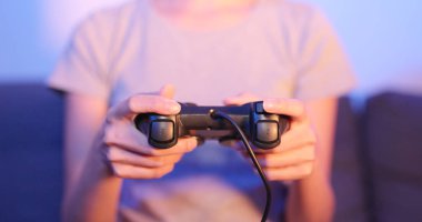 Kadın joystick ile oyunu oyna