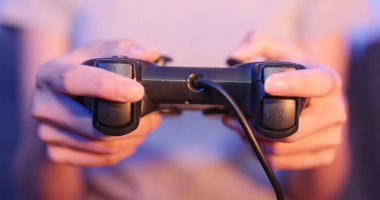 Kadın joystick ile oyunu oyna