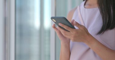 Akıllı telefon kullanan kadın kadar kapatın