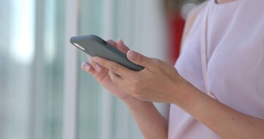 Akıllı telefon kullanan kadın kadar kapatın