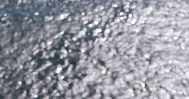 Deniz manzarası güneş ışığı altında görünümünü bulanıklık