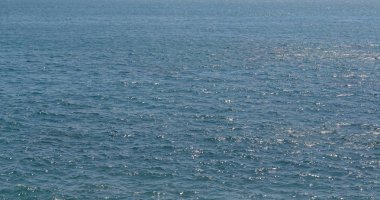 Deniz yüzeyi ve güneş ışığı görünümü