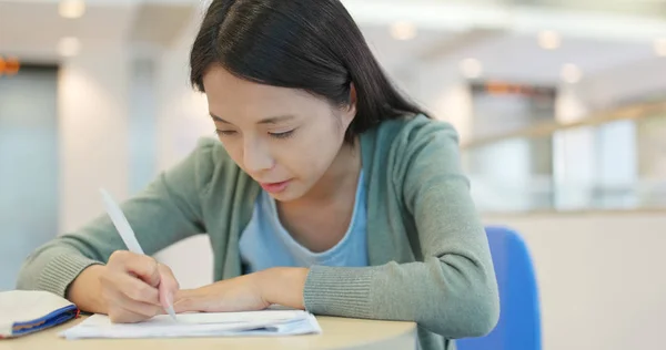 Studente Che Studia Sulla Sua Nota Scuola — Foto Stock