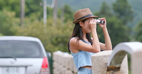 Travel Woman Look Though Binocular — Stock Photo, Image