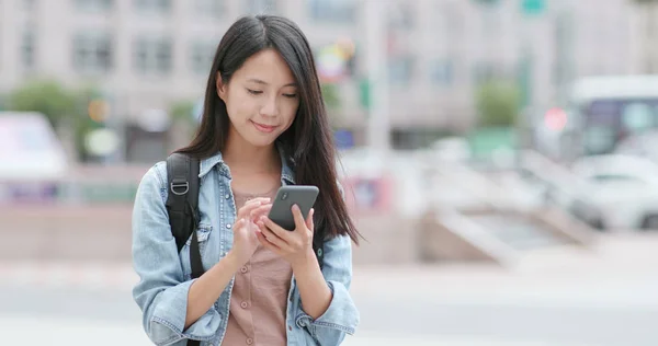 Mulher Enviando Mensagem Áudio Celular Cidade — Fotografia de Stock