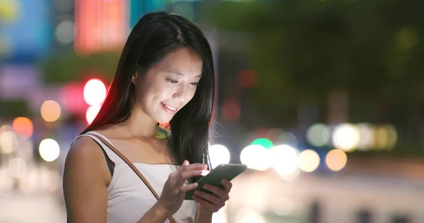 Mulher Usando Aplicativo Celular Cidade Noite — Fotografia de Stock