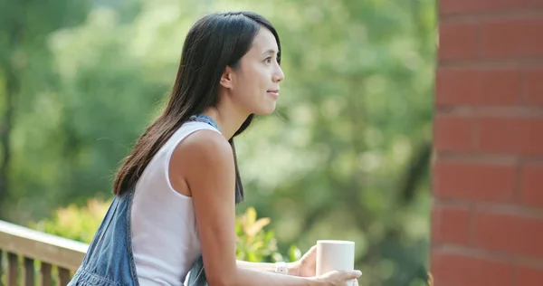 女人在阳台上喝咖啡 — 图库照片