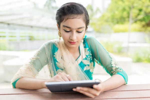 Geleneksel kostüm ve dijital tablet bilgisayar, açık kullanma ile Pakistan kız