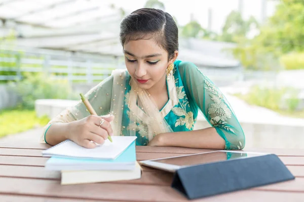 Pakistán Chica Con Traje Tradicional Aprendizaje Escritura Cuaderno Con Tableta —  Fotos de Stock