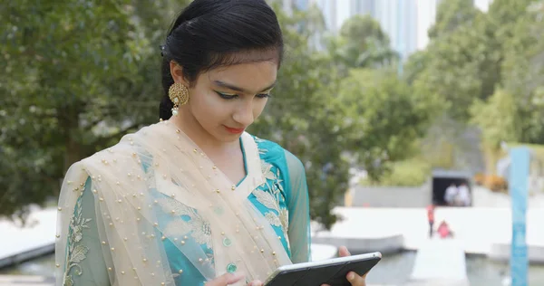 Jeune Fille Pakistanaise Utilisant Tablette Dans Parc — Photo
