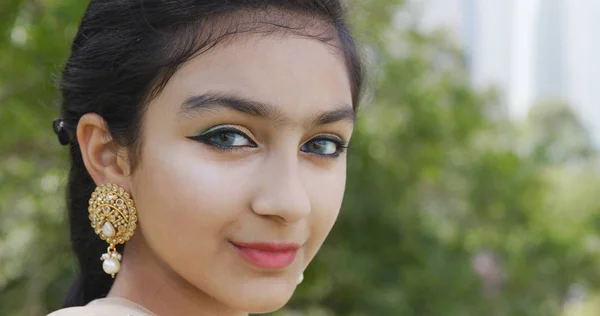 Genç Pakistan Kadın Gülümseme Fotoğraf Makinesi Için — Stok fotoğraf