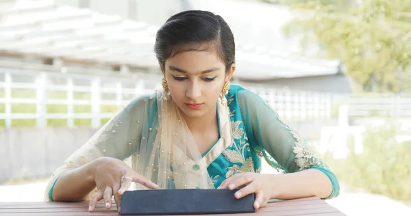 Pakistan Młoda Dziewczyna Przy Użyciu Komputera Typu Tablet — Zdjęcie stockowe