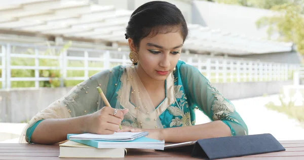 Junge Pakistanische Mädchen Lernen Auf Tablet Und Buch — Stockfoto