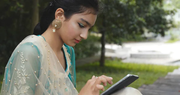 Pakistan Młoda Dziewczyna Przy Użyciu Komputera Typu Tablet — Zdjęcie stockowe