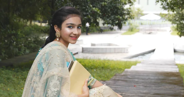 Молодий Пакистан Дівчина Холдинг Книг — стокове фото