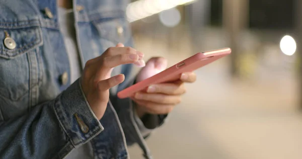 Tutup Wanita Menggunakan Telepon Genggam — Stok Foto