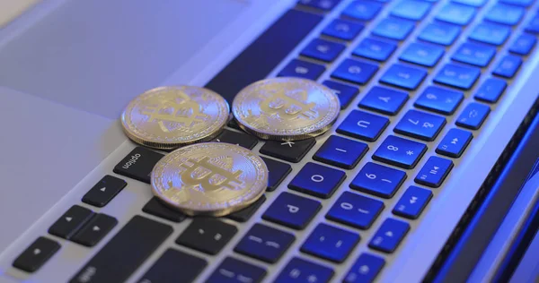 Klavye üzerinde koyarak Bitcoins yakın çekim 