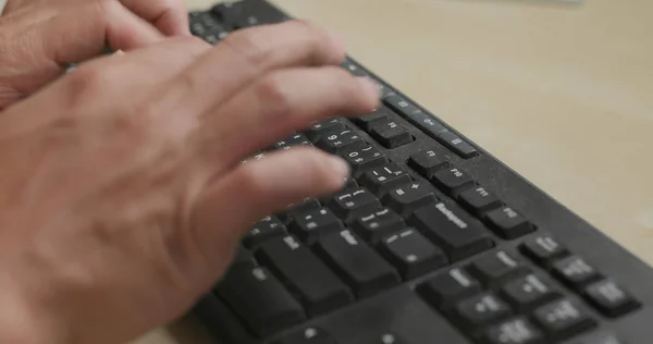 Hombre Escribiendo Teclado Computadora —  Fotos de Stock