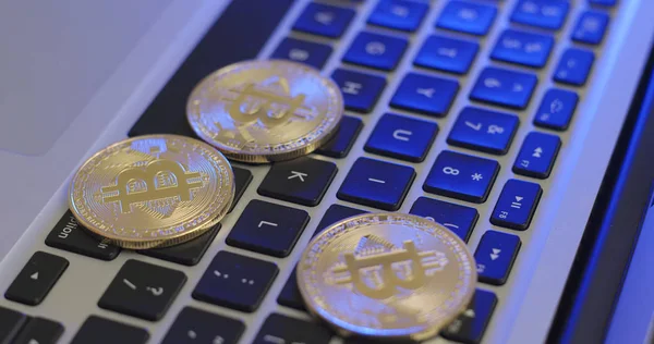 Klavye üzerinde koyarak Bitcoins yakın çekim 