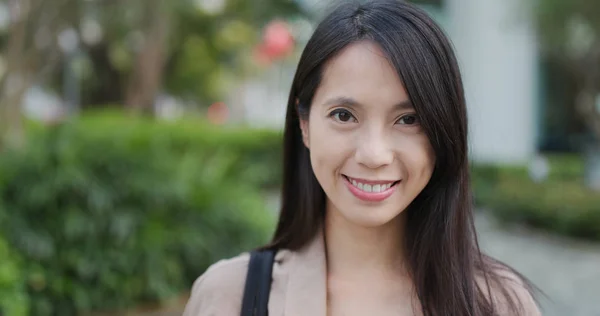 Mujer Joven Sonrisa Cámara —  Fotos de Stock