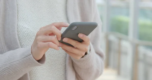 Primer Plano Mujer Usando Teléfono Móvil —  Fotos de Stock