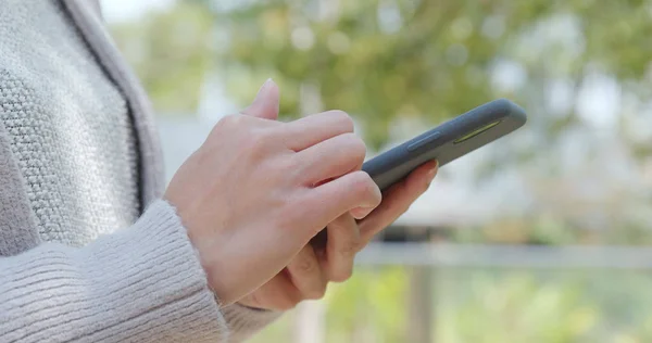 Frau Nutzt Handy Fürs Online Surfen — Stockfoto