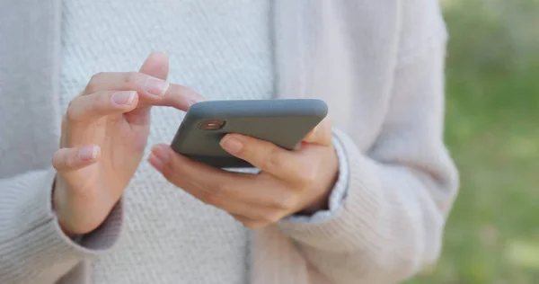 Frau Benutzt Handy Der Hand — Stockfoto