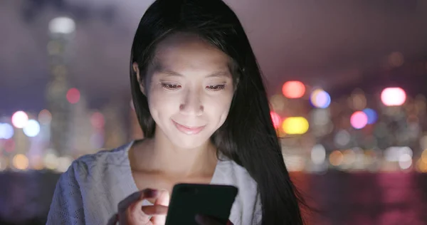 Mulher Usando Telefone Celular Para Line Hong Kong Noite — Fotografia de Stock