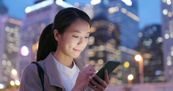Mujer Usando Teléfono Móvil Ciudad Por Noche — Foto de Stock