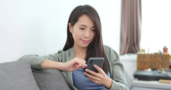 Mujer Usando Teléfono Móvil Casa — Foto de Stock