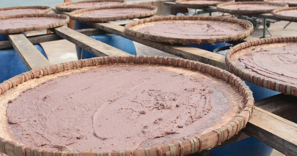 Güneşin içinde Tai O Hong Kong altında kurutulmuş karides yapıştırın