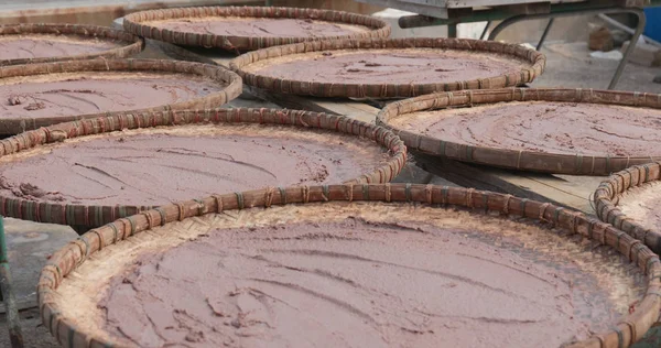 Güneşin içinde Tai O Hong Kong altında kurutulmuş karides yapıştırın