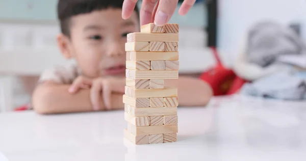 Asiatiska Barn Leka Med Träblock Tower — Stockfoto