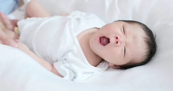 Duygu Yeni Doğan Bebek Anne Onun Vücudunda Rahatlayın — Stok fotoğraf