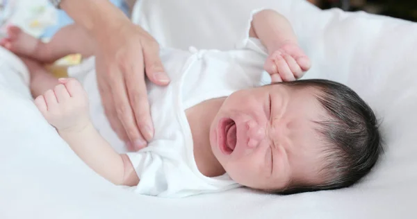 Bebê Recém Nascido Bebê Chorando Com Mãe Reconfortante — Fotografia de Stock