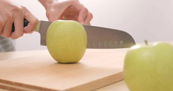 Apfel Mit Dem Messer Schneiden — Stockfoto