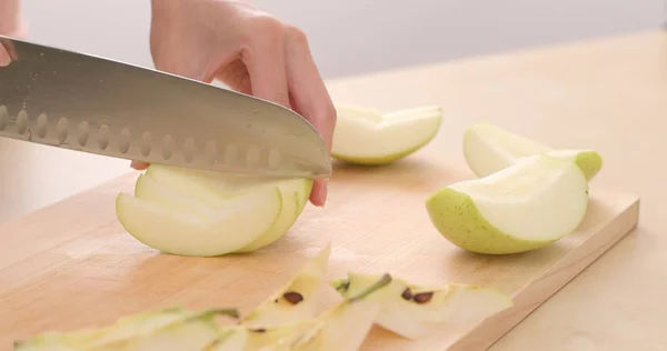 Apple Cięcia Nożem — Zdjęcie stockowe