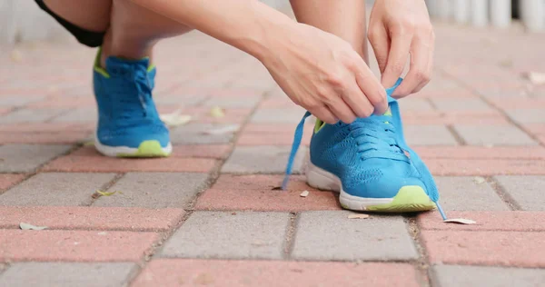 Sport Vrouw Vaststelling Schoenen Kant Buiten Park — Stockfoto