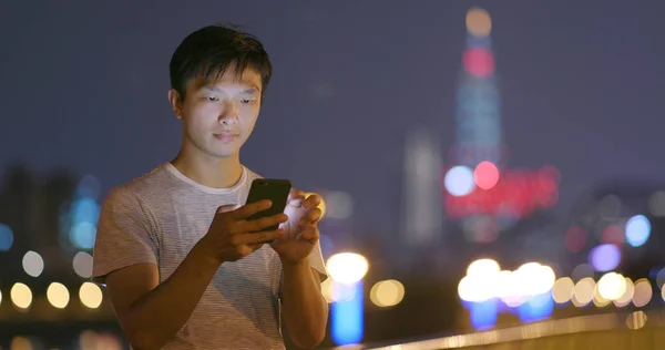 Asiático Homem Usando Telefone Celular Noite — Fotografia de Stock