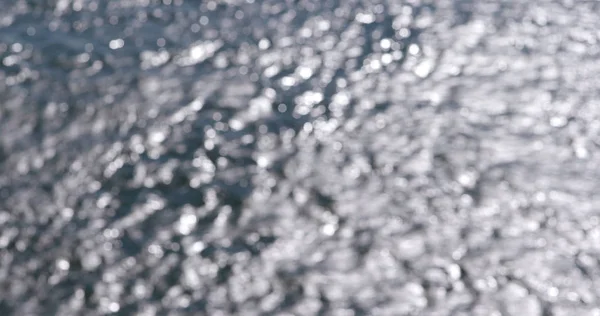 Deniz manzarası güneş ışığı altında görünümünü bulanıklık