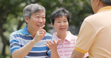 Eski dostlar birlikte açık sohbet