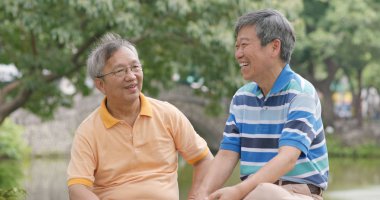 Birlikte açık Parkı'nda konuşan üst düzey eski arkadaşlar