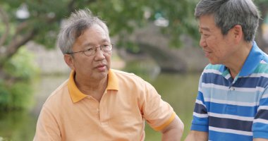 Üst düzey arkadaş birlikte açık park adlı sohbet 