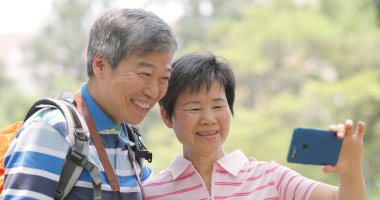 Seyahat ve cep telefonuyla kırsal Asya yaşlı çift gitmek 