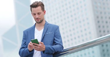 İş adamı iş üstünde smartphone City